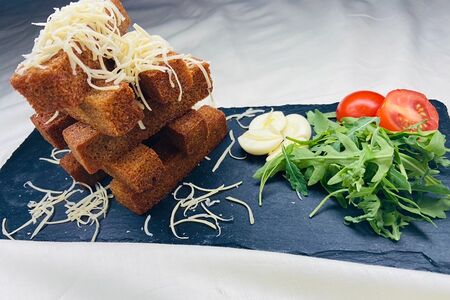 Гренки с чесноком и сыром