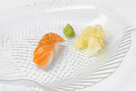 Суши с лососем, васаби и кунжутом