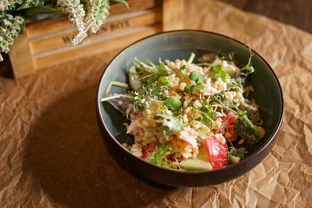 Теплый салат с куриным бедром