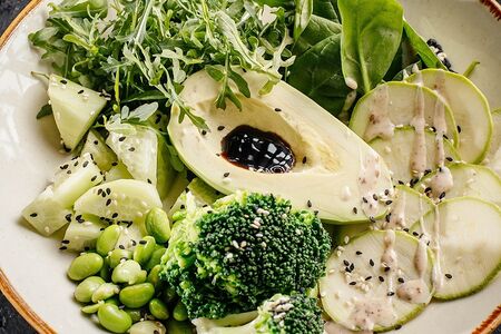 Зеленый салат с авокадо