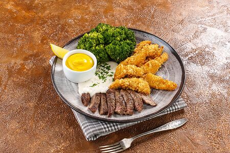 Половина стейка из говядины с куриными стрипсами