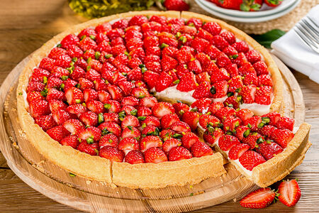 Пирог со свежей клубникой