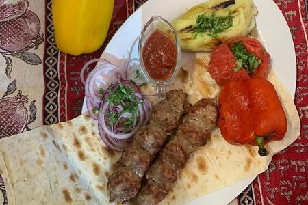 Люля-кебаб из говядины с баклажаном, перцем и помидорами
