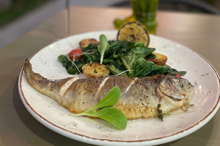 Форель с картофелем и шпинатом