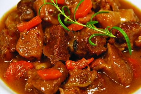 Гуляш из свинины в томатной подливке