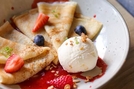 Блинчики с клубничным джемом и домашним мороженым