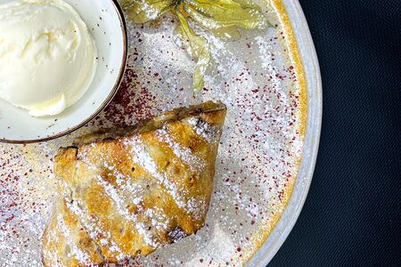 Штрудель яблочный с грецким орехом и медом