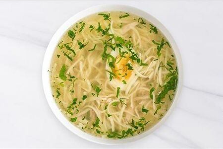 Куриный бульон, домашняя лапша, яйцо