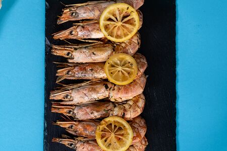 Жареные лангустины с лимоном и миксом трав