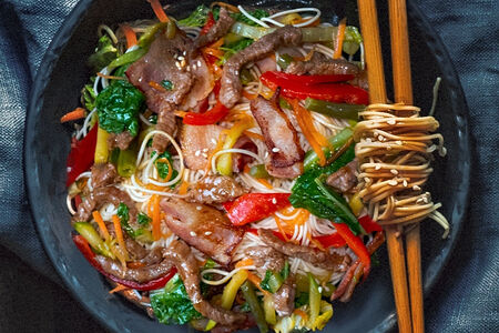 Вок с беконом и говядиной