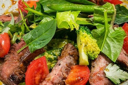 Стейк-салат с соусом из зеленых томатов