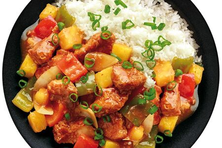 Курица с рисом и ананасами в кисло-сладком соусе