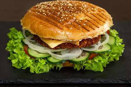 Бургер с куриной котлетой