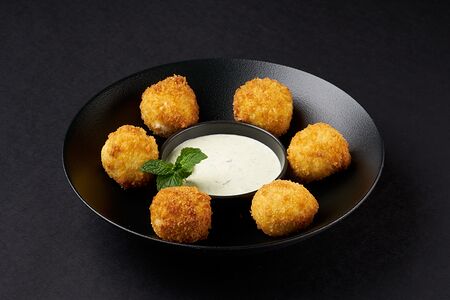 Шарики Эларджи с соусом из мацони