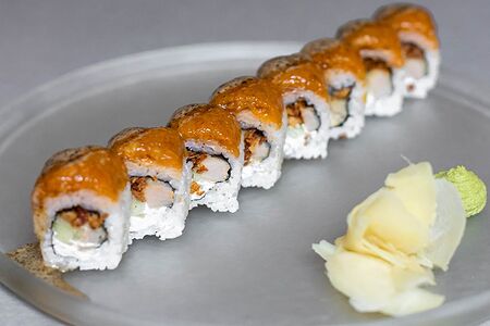 Ролл тунец темпура с лососем и нори дрессингом