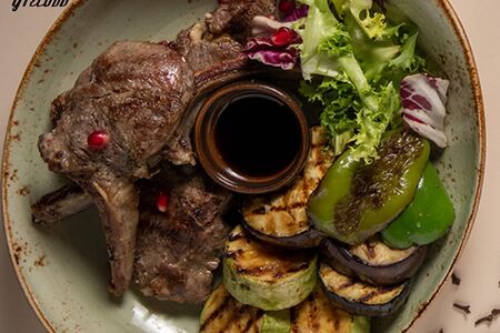 Каре ягненка с овощами