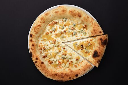 С горгондзолой и грушевым чатни средняя