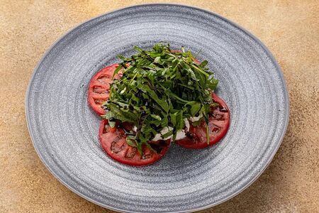 Салат с сыром страчателла и рукколой