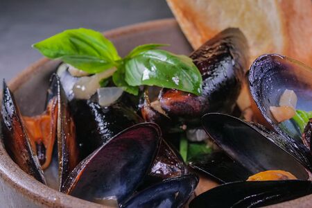 Мидии в белом вине