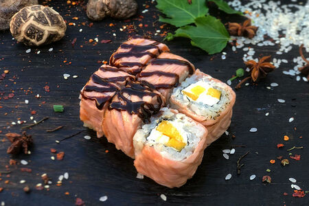 Опаленный лосось с манго