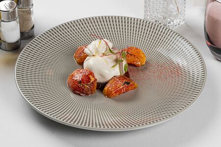 Буратта с сицилийским апельсином и крыжовником