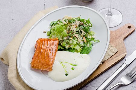 Филе лосося в соусе унаги со шпинатом и муссом из пармезана