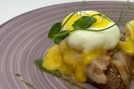 Бутерброд Бенедикт с беконом