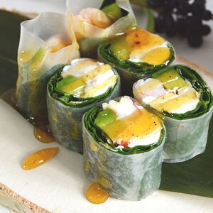 Ролл без риса с креветкой и соусом манго-чили