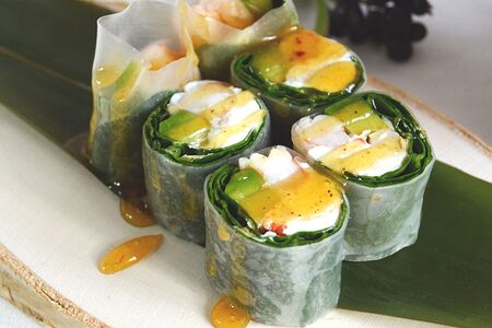 Ролл без риса с креветкой и соусом манго-чили