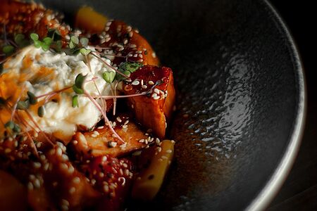 Баклажаны со сладким манго и сыром страчателла