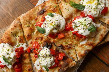 Фокачча со страчателлой и фисташками