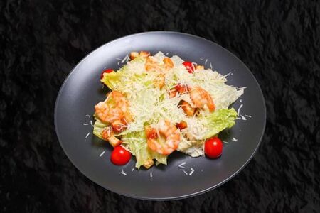 Салат Цезарь с креветками