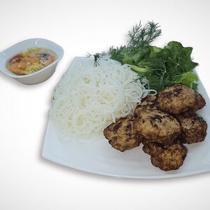 Вермишель с обжаренными куриными фрикадельками