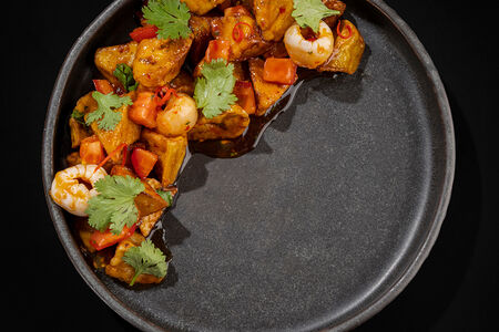 Теплый салат из хрустящих баклажанов с личи