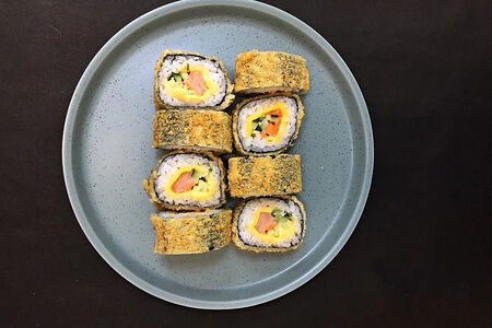 Ролл темпура с копчёным лососем