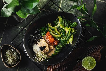 Поке с лососем, креветками или тунцом