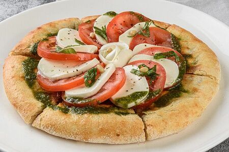 Лепешка с томатами и сыром моцарелла