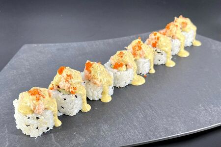 Спайси-ролл с креветками, соусом халапеньо и икрой тобико