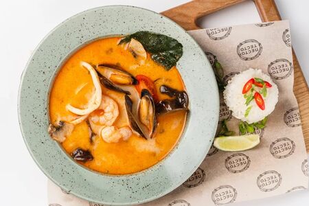 Том ям с морепродуктами