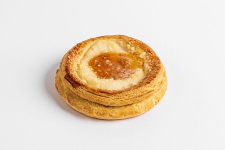 Слоеный колодец с творогом и джемом