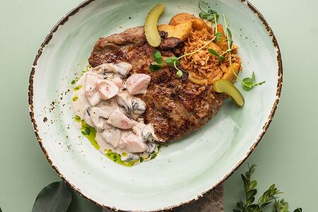 Подкопченная свиная отбивная