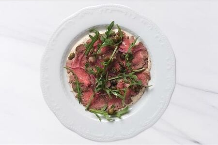 Вителло тоннато с муссом из тунца, красным луком и рукколой