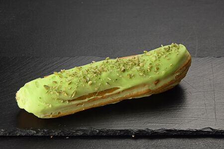 Эклер Фисташковый