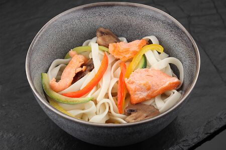 Удон с лососем