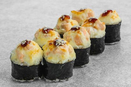 Запеченный ролл с лососем