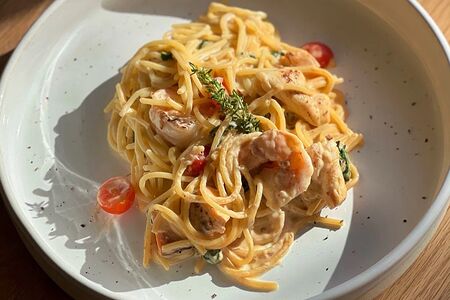 Паста с морепродуктами в сливочно-устричном соусе
