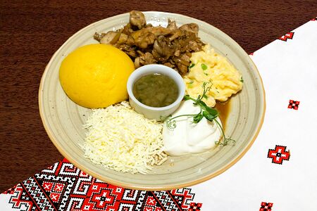 Токана из свинины с мамалыгой