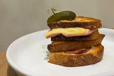 Гриль-сэндвич с ветчиной и сыром