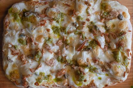 Пицца с тунцом и соусом бешамель