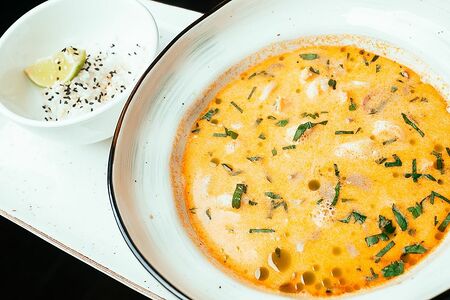 Том Ям с креветками и томатами